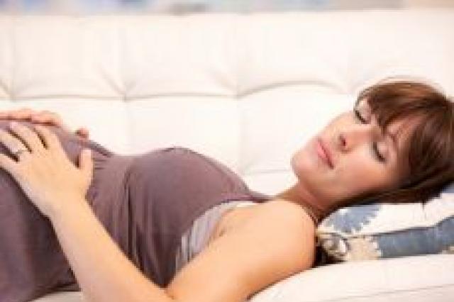 Zašto ne možete spavati na leđima tijekom trudnoće