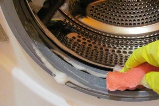 Jak pozbyć się nieprzyjemnych zapachów w pralce