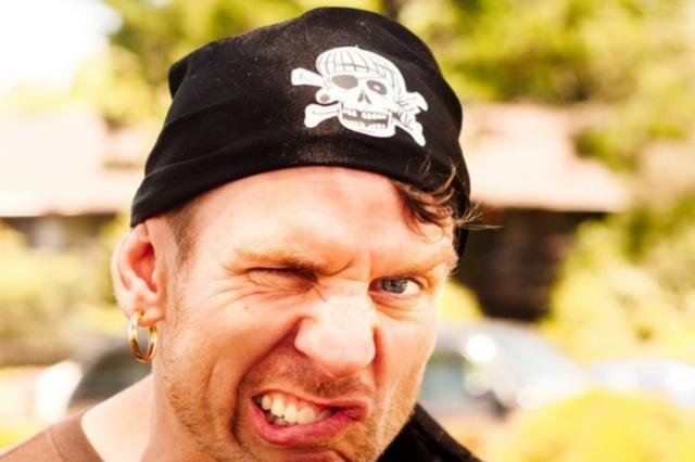 Zašto su pirati nosili naušnicu u desnom uhu?
